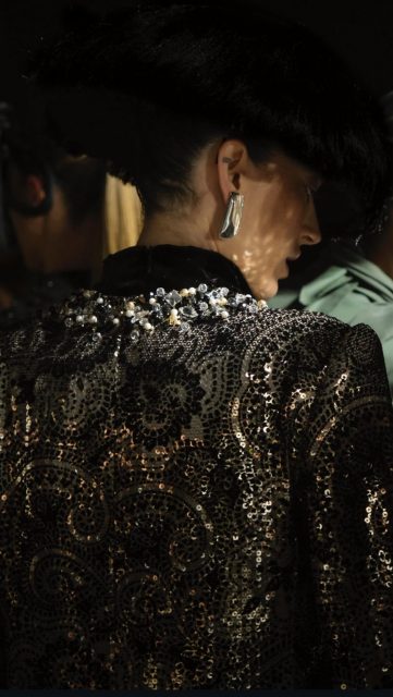 Bordado con cristal checo para la Colección Aldamar de Ze Garcia presentada en el Museo Cristóbal Balenciaga. Una colección que ensalza su gran compromiso con la feminidad, la elegancia y la alta artesanía.
.
Los Bordados de Alta Costura son Excelencia y “Savoir faire”.
Handmade embroidery 💕Corina Embroidery Art
Corina Roselló
MAESTRA ARTESANA DIVULGATIVA.
.
@zegarciaoficial
@cristobalbalenciagamuseoa
@carnetfabrics
.
@jablonex_official @crystalsbypreciosa @sansebastianmodafestival
#zegarcia #museodeltraje #cristobalbalenciaga#museobalenciaga @museodeltraje #altaartesania #savoirfaire #balenciaga #hautecoutureembroidery @flashmodatve #historia_de_la_moda #embroideryart #hechoamano #madespain #swarovski #jablonex
#hautecoutureembroiderybarcelona #bordadoluneville #crochetdeluneville #corinaembroideryart #bordadoaltacostura #bordadoamano #cursosluneville #tambourembroidery #embroideryschool #flashmoda #MBFWMadrid @artesaniacat