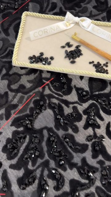 Bordado con cristal checo para la Colección Aldamar de Ze Garcia presentada en el Museo Cristóbal Balenciaga. Una colección que ensalza su gran compromiso con la feminidad, la elegancia y la alta artesanía.
.
Los Bordados de Alta Costura son Excelencia y “Savoir faire”.
Handmade embroidery 💕Corina Embroidery Art
Corina Roselló
MAESTRA ARTESANA DIVULGATIVA.
.
@zegarciaoficial
@cristobalbalenciagamuseoa
@carnetfabrics
@sansebastianmodafestival
.
@jablonex_official @crystalsbypreciosa @sansebastianmodafestival
#zegarcia #museodeltraje #cristobalbalenciaga#museobalenciaga @museodeltraje #altaartesania #savoirfaire #balenciaga #hautecoutureembroidery @flashmodatve #historia_de_la_moda #embroideryart #hechoamano #madespain #swarovski #jablonex
#hautecoutureembroiderybarcelona #bordadoluneville #crochetdeluneville #corinaembroideryart #bordadoaltacostura #bordadoamano #cursosluneville #tambourembroidery #embroideryschool #flashmoda #MBFWMadrid @artesaniacat @academiadelamoda.es