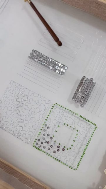 Curso de Iniciación de Bordado Lunéville de Alta Costura.
Ven aprender esta maravillosa técnica y realizar proyectos de Alta Costura increíbles como @ines_teixeira que ha venido de Portugal para formarse.
En los diferentes cursos de Bordado de Alta Costura Lunéville, mis alumnos logran el manejo y la habilidad con la aguja Tambour/ Lunéville, bordando con materiales de alta calidad como cristales e hilos de seda sobre organza de seda natural, igual que en los talleres profesionales de Alta Costura.
Todos los niveles Crochet de Lunéville: Básico, Iniciación, Avanzado y Especialización I, II, III. Cursos de Bordado de Flores 3D, Flores de Plumas, Flecos de pedrería, Botones Joya y muchos más.
CURSOS PRESENCIALES Y ONLINE
Si deseas asistir a los cursos, envia un mensaje directo o al mail: corina@hautecoutureembroiderybarcelona.com
Handmade embroidery❤️Corina Embroidery Art
.
.
.
#hautecoutureembroiderybarcelona #crochetdeluneville #corinaembroideryart #cicdesignbrandingstudio #hautecouture
#bordadoaltacostura #hautecoutureembroidery
#weddingaccesories #luxuryaccessories #bordadoamano #cursosluneville #tambourembroidery #crochetdeluneville #embroideryschool #luxurybags #embroideryworkshop #luxurylifestyle #handmade #flashmoda #fashionweek #savoirfaire #royals #royalfamily
#metierdart #lunevillembroidery #lunevilleembroideryart #lunevillecursosonline