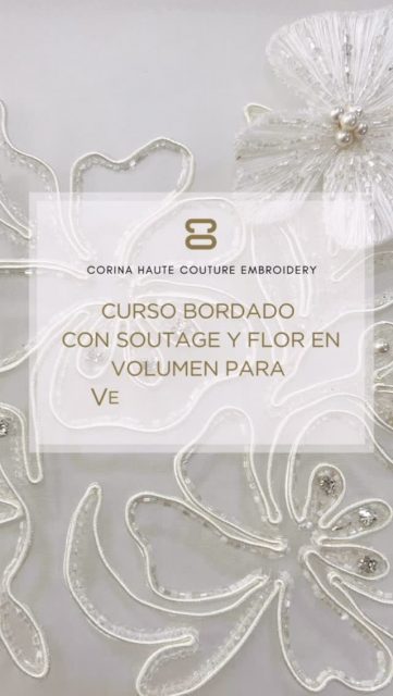 Curso de Bordado para Vestidos de Novia con el delicado arte del soutage* de seda y sofisticadas flores en volumen realizadas con hilos de Seda Natural 100% con la puntada “Point Tiré” con la aguja de gancho Lunéville.
Un vestido de novia bordado a mano, puntada a puntada, adquiere un valor y una distinción incalculable que permanecerá siempre como una pieza única y excelencia artesanal.
Sumérgete en la belleza del Bordado francés Lunéville y crea una pieza que refleja la verdadera artesanía de alto valor y legado cultural. ¡Un curso único para los entusiastas del bordado que buscan un reto creativo!
*El soutache es una técnica artesanal nacida en Francia en el siglo XVIII. Se utilizaba para bordar los trajes de la realeza, los uniformes militares y los vestidos de novia. Es un cordón de rayón en forma de espiga que se cose con puntadas invisibles para embellecer con un bonito bordado los vestidos y los trajes.
.
✏️Toda la información la tienes en el link a la web que encontrarás en la bio.
💕Ven a divertirte todos los días del año💕.
#hautecoutureembroiderybarcelona #luneville #bordadoluneville #crochetdeluneville #corinaembroideryart #cicdesignbrandingstudio #hautecouture #luxurydesign #bordadoaltacostura #hautecoutureembroidery #altacostura #altaartesania #maestraartesana #bridaldress
#weddingaccesories #luxuryaccessories #bordadoamano #cursosluneville #tambourembroidery #tambourbeading #crochetdeluneville #embroideryschool #novias #lunevillebroderie #broderiehautecouture #embroideryworkshop #fashion #handmade #flashmoda #novias #savoirfaire #weddingdress