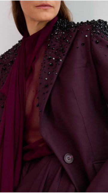 Americana de la colección Aldamar de Ze Garcia bordada a mano con cristal checo.
Diseños únicos que buscan la excelencia artesanal, belleza perdurable, pasión por el detalle y donde cada puntada cuenta una historia.
Alta Artesanía Española.
Los Bordados de Alta Costura son Excelencia y “Savoir faire”.
Handmade embroidery 💕Corina Embroidery Art
Corina Roselló
Maestra Artesana Divulgativa
@zegarciaoficial
@cristobalbalenciagamuseoa
.
@jablonex_official @crystalsbypreciosa
#zegarcia #bordadoaltacostura #cristobalbalenciaga#museobalenciaga #altaartesania #savoirfaire #balenciaga #hautecoutureembroidery @flashmodatve #historia_de_la_moda #embroideryart #hechoamano #madespain #swarovski #jablonex
#hautecoutureembroiderybarcelona #bordadoluneville #crochetdeluneville #corinaembroideryart #bordadoaltacostura #bordadoamano #cursosluneville #tambourembroidery #embroideryschool #flashmoda #MBFWMadrid #artesaniacat #academiadelamoda.es