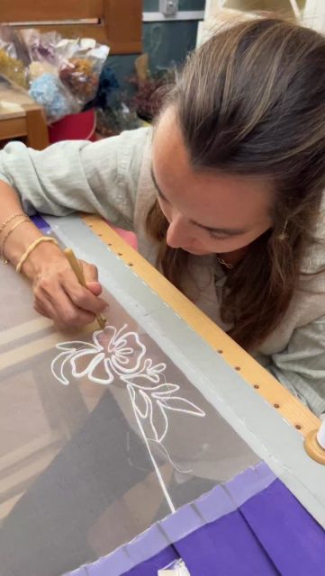 Curso de Bordado para Vestidos de Novia con el delicado arte del soutage* de seda y sofisticadas flores en volumen realizadas con hilos de Seda Natural 100% con la puntada “Point Tiré” con la aguja de gancho Lunéville.
Alumna @mariadediegoaguado
¿Te gustaría aprender cómo María la belleza del Bordado francés Lunéville y crear una pieza que refleja la verdadera artesanía de alto valor y legado cultural?.
¡Un curso único para los entusiastas del bordado que buscan un reto creativo!
✏️Toda la información la tienes en el link a la web que encontrarás en la bio.
💕Ven a divertirte todos los días del año💕
Corina Roselló
Maestra Artesana Divulgativa
#hautecoutureembroiderybarcelona #luneville #bordadoluneville #crochetdeluneville #corinaembroideryart #cicdesignbrandingstudio #hautecouture #luxurydesign #bordadoaltacostura #hautecoutureembroidery #altacostura #altaartesania #maestraartesana #bridaldress
#weddingaccesories #luxuryaccessories #bordadoamano #cursosluneville #tambourembroidery #tambourbeading #crochetdeluneville #embroideryschool #novias #lunevillebroderie #broderiehautecouture #embroideryworkshop #fashion #handmade #flashmoda #novias #savoirfaire #weddingdress