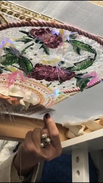 Transmitir y preservar el savoir-fair del Bordado de Alta Costura es mi misión y pasión.
La técnica francesa de Bordado Lunéville es la más sofisticada, tradicional y refinada. Con ella realizo proyectos de excepcional calidad que se convierten en legados de futuro, donde cada puntada es realizada con mimo y delicadeza dando como resultado la excelencia artesanal.
Mantener vivo el arte del bordado requiere compromiso, paciencia, constancia y un infinito amor a este maravilloso oficio.
Proteger y difundir la Alta Artesanía Española en la Moda es mi gran proyecto.
Handmade embroidery 💕Corina Embroidery Art
Corina Roselló
MAESTRA ARTESANA DIVULGATIVA
#hautecoutureembroiderybarcelona #luneville #bordadoluneville #crochetdeluneville #corinaembroideryart #cicdesignbrandingstudio #hautecouture #luxurydesign #bordadoaltacostura #hautecoutureembroidery #altacostura #maestraartesana #bridaldress
#weddingaccesories #artesanosdelamodaespañola #bordadoamano #cursosluneville #tambourembroidery #tambourbeading #crochetdeluneville #embroideryschool #lunevillebroderie #broderiehautecouture #embroideryworkshop #altaartesania #handmade #flashmoda #MBFWMadrid #savoirfaire #academiadelamodaespañola