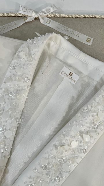 Americana de bordada a mano con cristal checo.
Diseños únicos que buscan la excelencia artesanal, belleza perdurable, pasión por el detalle y donde cada puntada cuenta una historia.
Alta Artesanía Española.

Los Bordados de Alta Costura son Excelencia  y “Savoir faire”. 

Handmade embroidery 💕Corina Embroidery School

Corina Roselló
Maestra Artesana Divulgativa

@jablonex_official @crystalsbypreciosa 
#bordadoaltacostura #altaartesania #savoirfaire hautecoutureembroidery #historia_de_la_moda hechoamano madespain swarovski 
hautecoutureembroiderybarcelona bordadoluneville crochetdeluneville corinaembroideryart cursosluneville tambourembroidery embroideryschool academiadelamoda