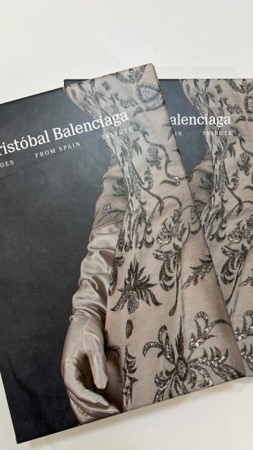 ¡Un gran orgullo ser parte de este gran proyecto Tributo a Cristóbal Balenciaga!.

Espectacular libro de la primera exposición en Italia de Cristóbal Balenciaga impulsada por la  Federación del Calzado Español y comisariado por Javier Echeverría Sola , Shoes from Spain Tribute’  celebrada en El Palazzo Morando, Museo de la Moda del Comune di Milan.

Gracias a:
@javier.sola @imanol.martinez.gomez @juancarlosvega.official  @balenciaga.tribute @shoesfromspain @calzado_de_espana 

Un homenaje realizado por empresas de calzado español, artesanos y artistas que han creado el calzado que acompaña las piezas de Cristóbal Balenciaga, poniendo en valor la alta artesanía, la excelencia del “hecho a mano” y la innovación.
.
Mi colaboración ha sido con la firma de calzado @gaimoespadrilles y vestido de Cristóbal Balenciaga de la colección privada @alventosatalamantescollection 

#balenciaga.tribute #calzado_de_españa #shoesfromspaintribute #altaartesania #savoirfaire balenciaga palazzomorandomilano historia_de_la_moda madespain @sonsolesdiezde @peranrosana @palazzomorando
