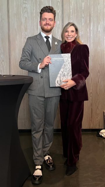 Presentación del libro de la primera exposición en Italia de Cristóbal Balenciaga | Shoes from Spain Tribute impulsada por la Federación del Calzado Español y comisariado por Javier Echeverría Sola, en el Museo del Traje de Madrid
Un homenaje al gran maestro realizado por empresas de calzado español, artesanos y artistas que han creado el calzado que acompañan a los icónicos vestidos de Cristóbal Balenciaga, poniendo en valor la alta artesanía, la excelencia del “hecho a mano” y la innovación.
¡Un gran orgullo ser parte de este gran proyecto Tributo a Cristóbal Balenciaga!
Todo mi agradecimiento para
@javier.sola @imanol.martinez.gomez @juancarlosvega.official @balenciaga.tribute @shoesfromspain @calzado_de_espana
@museodeltraje
Mi colaboración ha sido con la firma de calzado @gaimoespadrilles y vestido de Cristóbal Balenciaga de la colección privada @alventosatalamantescollection
#balenciaga.tribute #calzado_de_españa #shoesfromspaintribute #altaartesania #savoirfaire
historia_de_la_moda madespain @sonsolesdiezde