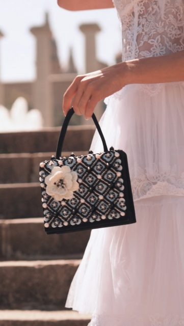 Gracias por este magnífico editorial a @lauramedinabridalstylist @globalweddinggala 

Una propuesta donde la estética, la actitud y la dirección construyen una narrativa real dentro del universo bridal contemporáneo. 
Cada detalle responde a una intención. 

Un proyecto que no busca seguir referencias, 
sino generarlas. 

Equipo seleccionado bajo el criterio de dirección de la revista internacional, con la visión y capacidad de ejecución desde la embajada en España. 

Creative Direction 
@lauramedinabridalstylist 

Designer 
@novanoiva 

Wedding Photographer 
@duoborgatto 

Filmmaker 
@satoriarts_ 

Styling & Hair 
@luxury_bridal_styling 

Makeup Artist 
@montseboq 

Model 
@bella.buccito 

Artisan Shoes 
@calzadosfranjul 

Jewelry Bag: Bolso de piel Bordado con la técnica Lunéville con piedras preciosas perlas y ónix @hautecoutureembroidery_corina 

#StreetFashionBridal #BridalEditorial #CreativeDirection #BarcelonaEditorial LuxuryBridal WeddingIndustry EditorialTeam DestinationWedding HighEndBridal FashionBridal ModernBride EditorialShoot