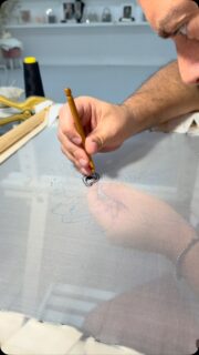 Curso de Bordado Lunéville  e hilos de seda natural.

Un curso en el que aprenderás conmigo nuevas técnicas de Alta Costura y te permitirá mejorar tus conocimientos adquiridos en cursos

No necesitas talento. Necesitas empezar.
El bordado Lunéville se aprende desde cero. Yo te llevo de la mano.

👉 Comenta QUIERO y te mando la info del próximo curso.

¡Ven a divertirte todos los días del año!

✏️Tienes toda la información en el link de la web que encontrarás en la bio.

Corina Roselló
MAESTRA ARTESANA DIVULGATIVA

1ª ESCUELA PROFESIONAL EN ESPAÑA DE BORDADO LUNÉVILLE DE ALTA COSTURA Y BORDADO CREATIVO

Handmade embroidery 💕Corina Embroidery Art

#hautecoutureembroiderybarcelona #luneville #novias #bordadoluneville #crochetdeluneville