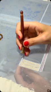 El arte de bordar del revés… para crear piezas de pasarela. ✨🪡

La Alta Costura no es solo el resultado final: es un proceso artesanal en el que cada puntada cuenta.

El bordado Lunéville, una técnica francesa emblemática de la alta costura, permite trabajar con gran precisión y agilizar la aplicación de pedrería y cristales una vez que se domina el gesto. 💎

¿Te gustaría descubrir cómo se crean algunos de los bordados más icónicos de la moda?

En nuestros cursos te acompañamos para que aprendas la técnica desde la base y desarrolles tus habilidades paso a paso.

✨ @malusobral_ está realizando el Curso de Especialización Profesional en Bordado Lunéville y Pedrería.

Una formación diseñada para aprender la técnica con rigor, mediante explicaciones claras, práctica guiada y corrección individualizada de los ejercicios.

📅 Fechas: formación disponible durante todo el año.
📍 Modalidad: presencial u online.
🎯 Metodología: atención 100 % personalizada e individual.

✉️ ¿Quieres dar el primer paso? Comenta LUNÉVILLE y te escribiremos.

#bordadoluneville #altaartesaniaespañola #bordadoartesanal #hautecoutureembroidery #FashionEmbroidery