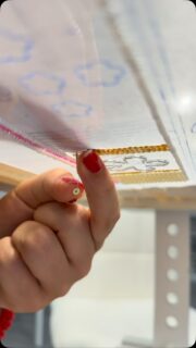 El arte de bordar del revés… para crear piezas de pasarela. ✨🪡
La Alta Costura no es solo el resultado final: es un proceso artesanal en el que cada puntada cuenta.
El bordado Lunéville, una técnica francesa emblemática de la alta costura, permite trabajar con gran precisión y agilizar la aplicación de pedrería y cristales una vez que se domina el gesto. 💎
¿Te gustaría descubrir cómo se crean algunos de los bordados más icónicos de la moda?
En nuestros cursos te acompañamos para que aprendas la técnica desde la base y desarrolles tus habilidades paso a paso.
✨ @malusobral_ está realizando el Curso de Especialización Profesional en Bordado Lunéville y Pedrería.
Una formación diseñada para aprender la técnica con rigor, mediante explicaciones claras, práctica guiada y corrección individualizada de los ejercicios.
📅 Fechas: formación disponible durante todo el año.
📍 Modalidad: presencial u online.
🎯 Metodología: atención 100 % personalizada e individual.
✉️ ¿Quieres dar el primer paso? Comenta LUNÉVILLE y te escribiremos.
#bordadoluneville #altaartesaniaespañola #bordadoartesanal #hautecoutureembroidery #FashionEmbroidery