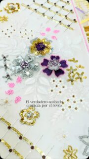 Hay algo que diferencia un bordado bonito de un bordado bien terminado.
Su revés.
Esta pieza es el trabajo de una de las alumnas del Curso Nivel I de Bordado Lunéville de Alta Costura.
Y por eso he querido enseñarte precisamente esta parte.
Porque cuando enseñamos bordado de alta artesanía, no nos centramos únicamente en que el derecho sea bello.
Enseñamos también todo aquello que queda detrás:
✨ cómo ordenar los hilos
✨ cómo trabajar con limpieza
✨ cómo evitar nudos y tensiones innecesarias
✨ cómo cuidar cada detalle
✨ y, sobre todo, cómo terminar una pieza a la altura del trabajo que has realizado en ella.
El revés no está ahí para que nadie lo vea.
Está ahí para demostrar que cada parte de la pieza ha sido trabajada con intención, conocimiento y savoir-faire.
Y esto también se aprende.
Desde el primer curso.
🪡Si quieres aprender no solo a bordar, sino a comprender el proceso completo y trabajar con criterios de alta artesanía, descubre nuestra Escuela en la web.
💕CORINA HAUTE COUTURE EMBROIDERY SCHOOL
#bordadoluneville #bordadoamano #altacostura #altaartesania #savoirfaire escueladebordado bordadocristal corinaembroideryart