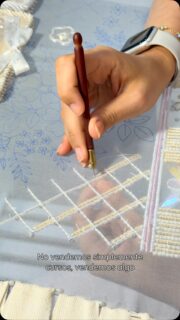 No se trata únicamente de aprender a utilizar una técnica.
Se trata de comprenderla, perfeccionarla y descubrir hasta dónde puede llevarte.
En nuestros cursos de Bordado Lunéville y Alta Costura compartimos conocimiento, experiencia y savoir-faire para acompañarte en diferentes momentos de tu recorrido.
Desde el primer contacto con el Bordado Lunéville, el Bordado Creativo o hasta el desarrollo de una especialización más profunda.
Porque una formación puede enseñarte una técnica.
Pero el verdadero valor está en todo lo que puedes construir a partir de ella.
🪡Descubre nuestros cursos a través del enlace de nuestra bio.
#BordadoLuneville #HauteCoutureEmbroidery #EmbroiderySchool #EmbroideryCourse #BordadoAltaCostura ArtisanEmbroidery LunevilleEmbroidery