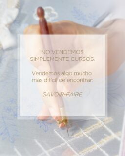 Hay personas que llegan para descubrir una técnica.
Otras quieren perfeccionar lo que ya saben.
Otras llegan con un proyecto en mente.
Y algunas buscan algo más: desarrollar una especialización que pueda formar parte de su recorrido profesional.
Por eso entendemos la formación como algo que va más allá de enseñar una técnica.
Compartimos conocimiento, experiencia y savoir-faire para que cada alumno pueda encontrar su propio siguiente paso.
Descubre nuestros cursos de Bordado Lunéville y Bordado Creativo de Alta Costura.
El enlace está en nuestra bio.
#BordadoLuneville #HauteCoutureEmbroidery #EmbroiderySchool #LunevilleEmbroidery #HauteCouture ArtisanEmbroidery EmbroideryCourse