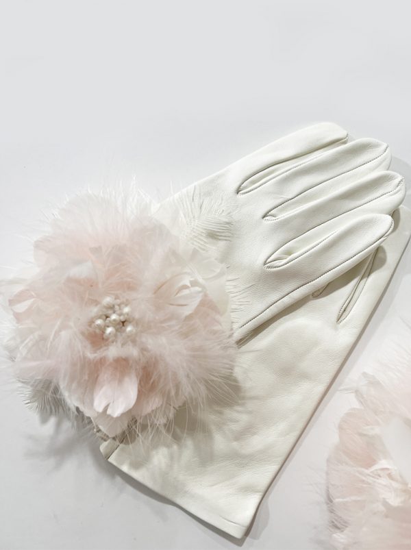 Guantes de Plumas con Bordado luneville alta costura. Bordado con pedrería Bordado a mano. Alta Artesanía