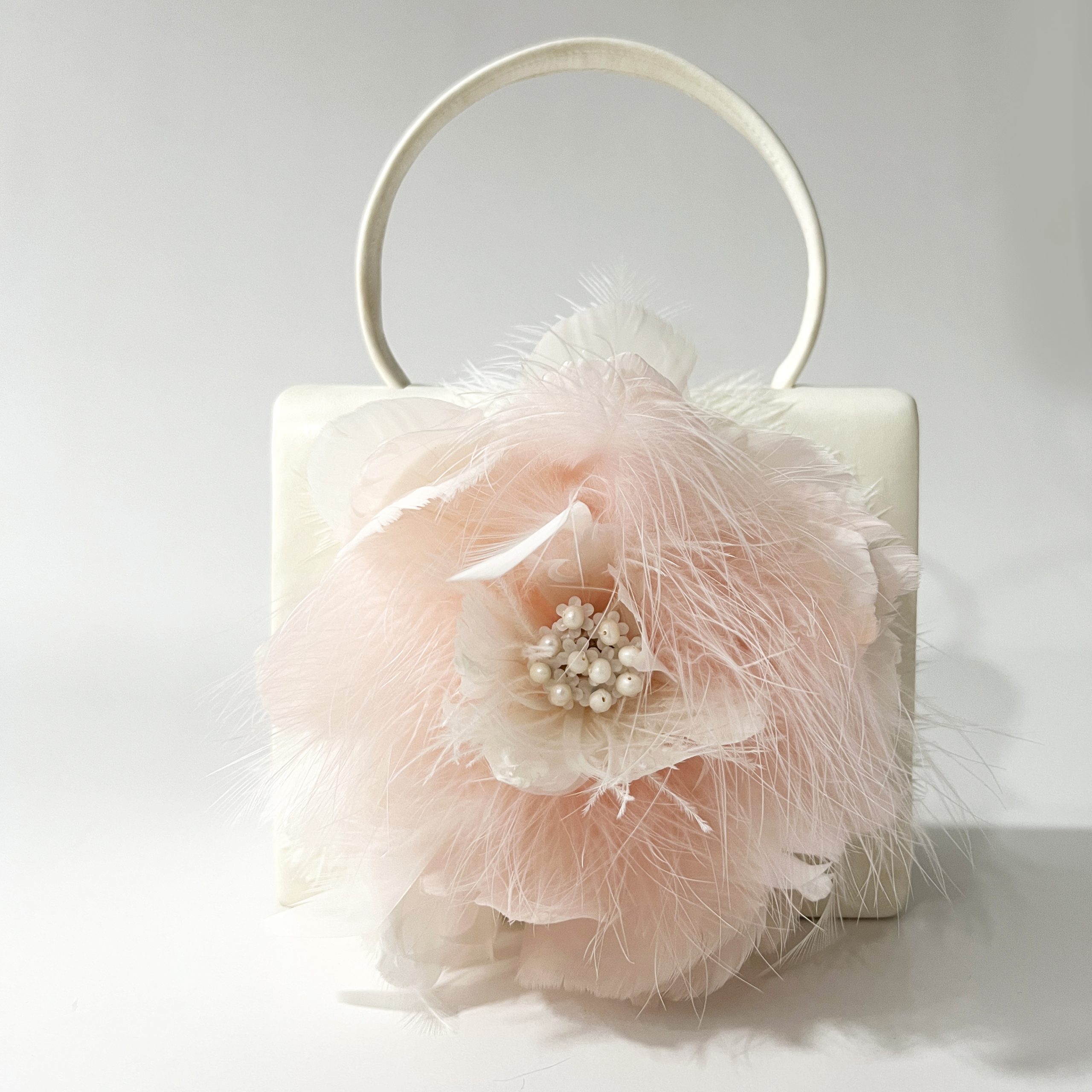 Bolso de Plumas con Bordado luneville alta costura. Bordado con pedrería Bordado a mano