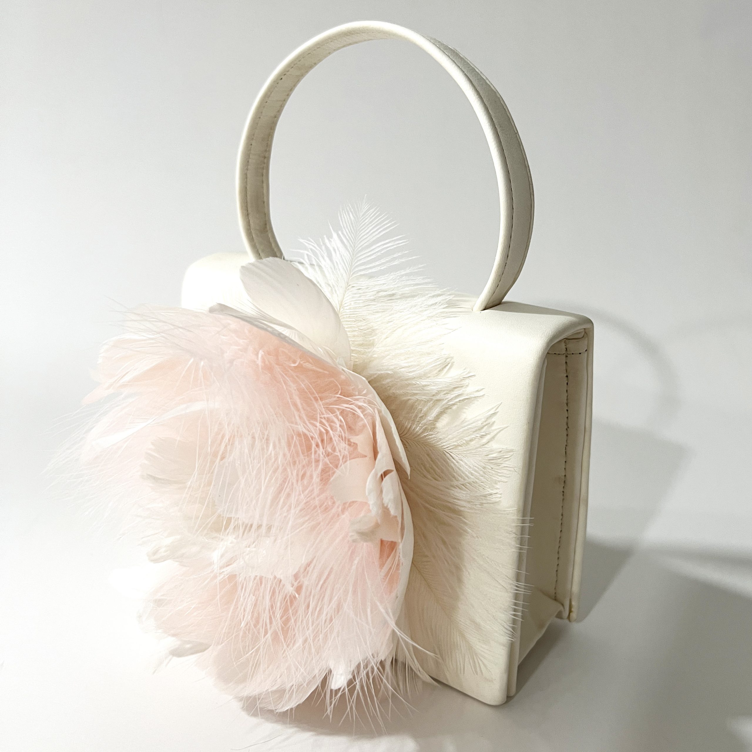 Bolso de Plumas con Bordado luneville alta costura. Bordado con pedrería Bordado a mano