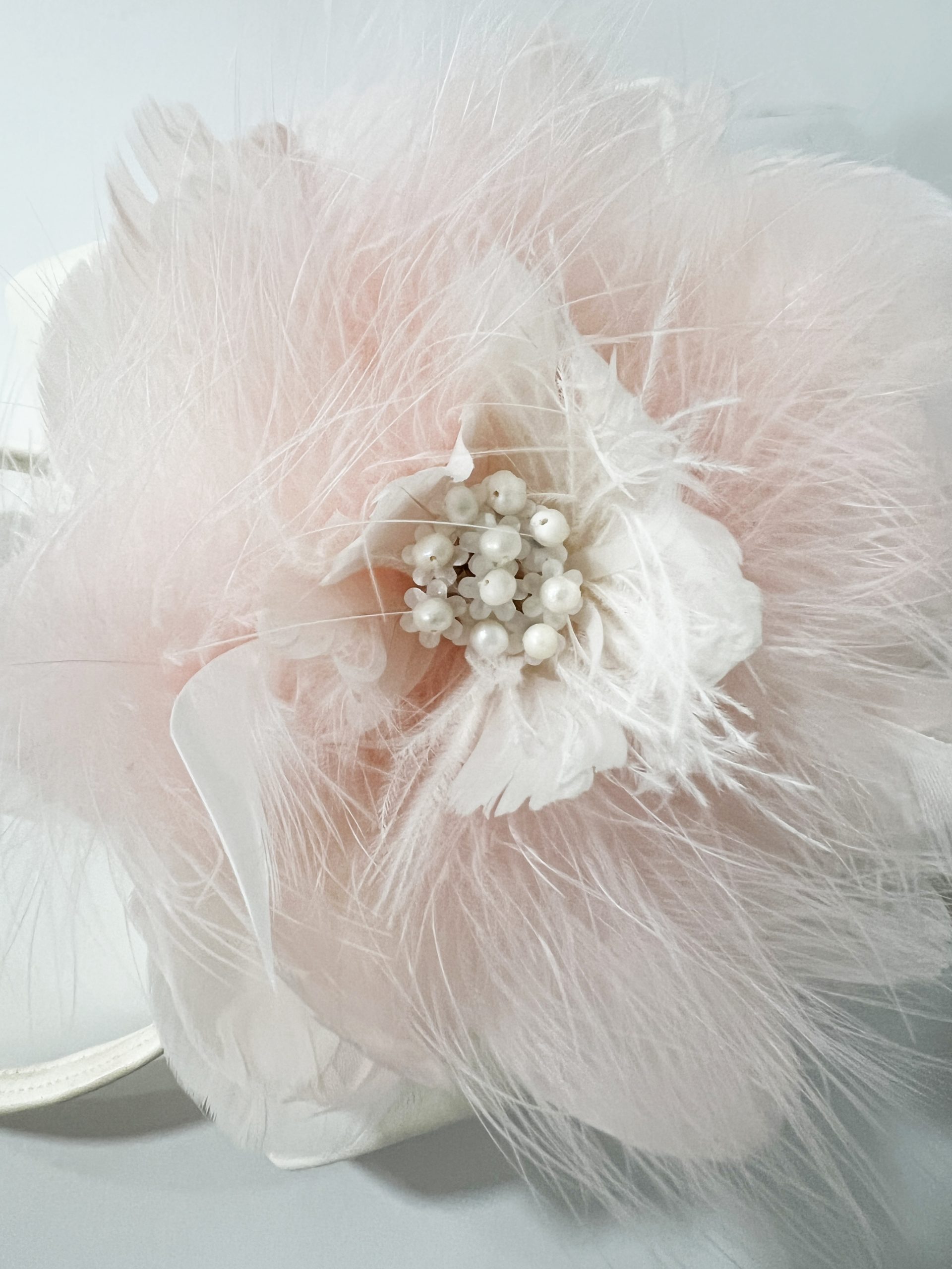 Bolso de Plumas con Bordado luneville alta costura. Bordado con pedrería Bordado a mano