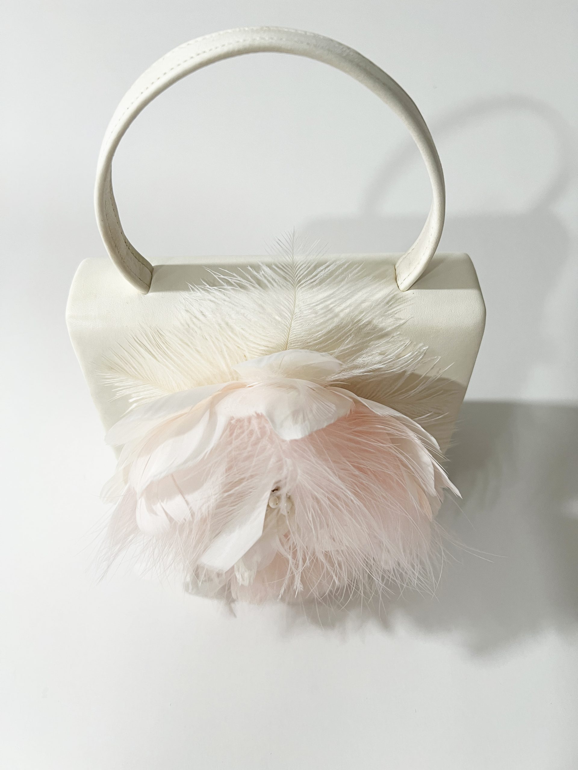 Bolso de Plumas con Bordado luneville alta costura. Bordado con pedrería Bordado a mano