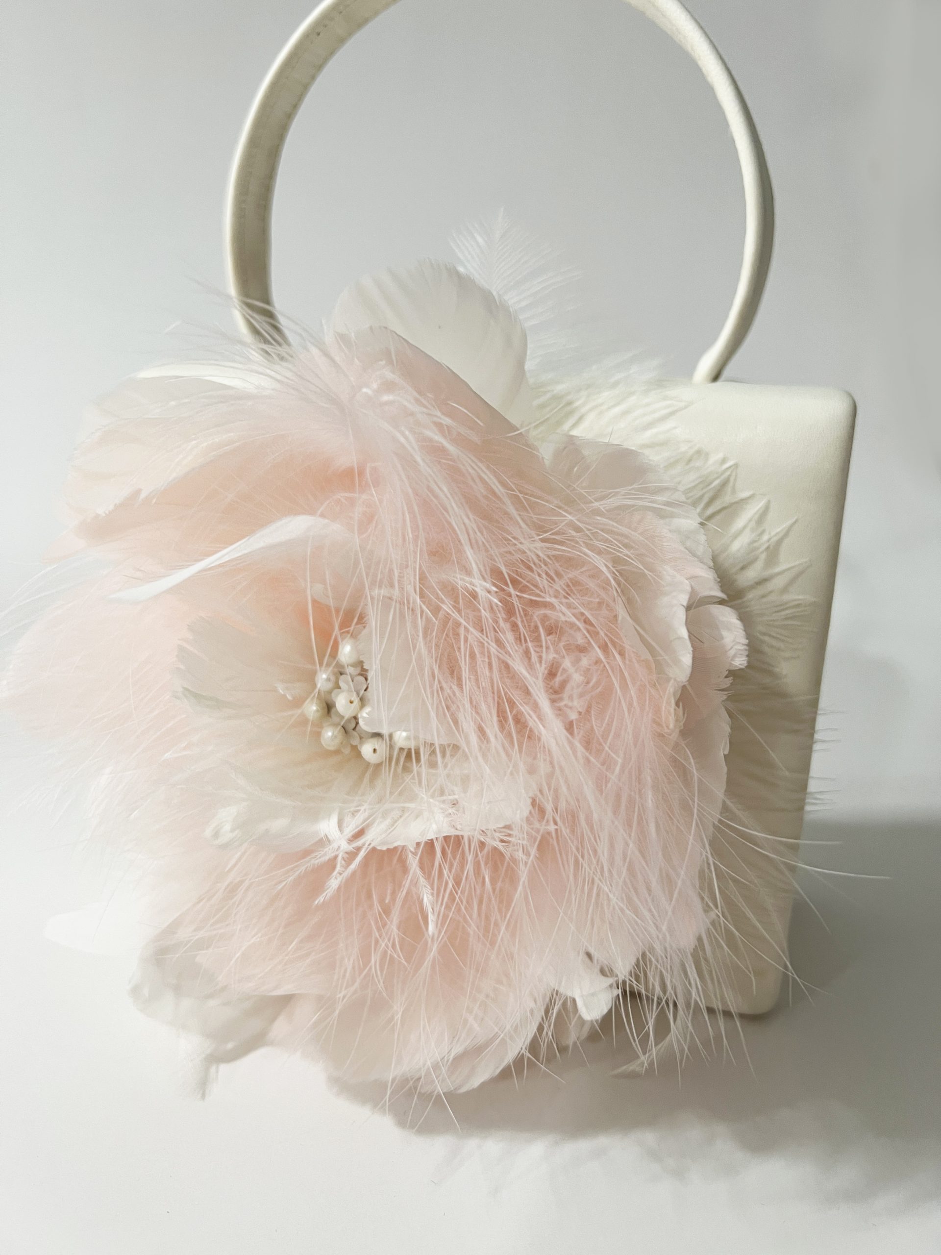 Bolso de Plumas con Bordado luneville alta costura. Bordado con pedrería Bordado a mano