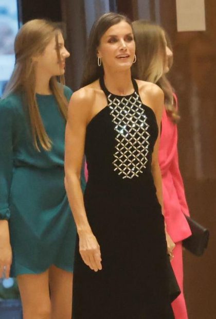 Doña Letizia Concierto Premios Princesa de Asturias con vestido bordado por Corina Haute Couture Embroidery