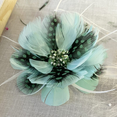 Curso de flores de bordado pedreria y plumas. Corina Rosello Curso de flores de plumas alta costura. Corina Rosello 11