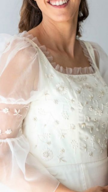 Bordado a mano personalizado para Vestidos de Novia.

El vestido de María ha sido bordado con la técnica Lunéville con hilo de seda natural, hilo de oro,  cristal checo y pedrería sobre organza de seda natural.

El bordado es, sin dudarlo, un arte apasionante y un sinónimo de la Alta Costura.

El bordado para un vestido de novia es un gran compromiso. Requiere mucha experiencia, amplio conocimiento de las diferentes técnicas de bordado, así como conocer los tipos de tejidos e hilos de seda para que sea perfecto.

El resultado son piezas de alta calidad y excelencia, que reflejan mi compromiso con el «savoir-faire» del trabajo artesanal.
Alta Artesanía Española.
.

#hautecoutureembroiderybarcelona #bordadoluneville luxurydesign #bordadoaltacostura #savoirfaire bridaldress