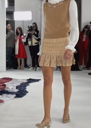 Bordado sobre piel de Corina Roselló. Bordado realizado en cristal sobre piel para la Colección “1832 SUR MER” FW24/25 de Teresa Helbig presentada en PARÍS Bordado sobre piel de Corina Roselló. Bordado realizado en cristal sobre piel para la Colección “1832 SUR MER” FW24/25 de Teresa Helbig presentada en PARÍS