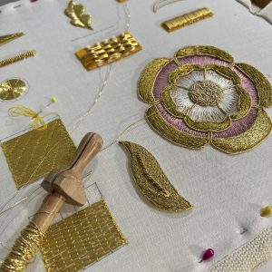 Curso de Bordado en Oro «Goldwork» Arte Sacro alambre frances. Bordado a mano con pedrería. Alta Artesanía aplicada a moda