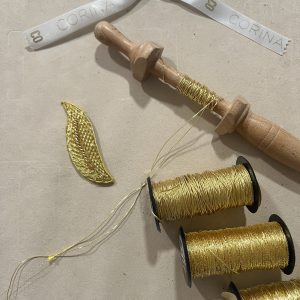 Curso de Bordado en Oro «Goldwork» Arte Sacro alambre frances. Bordado a mano con pedrería. Alta Artesanía aplicada a moda