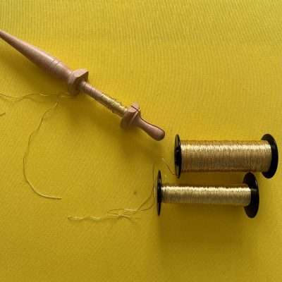Curso de Bordado en Oro «Goldwork» Arte Sacro alambre frances. Bordado a mano con pedrería. Alta Artesanía aplicada a moda Curso de Bordado en Oro «Goldwork» Arte Sacro alambre frances. Bordado a mano con pedrería. Alta Artesanía aplicada a moda
