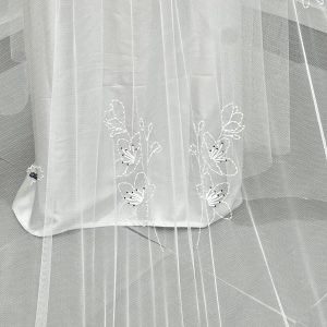 Bordado velo de novia a mano personalizado. Bordado con pedreria de alta costura
