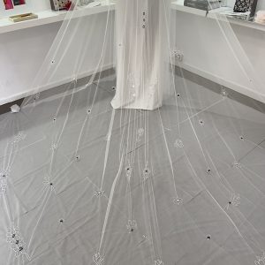Bordado velo de novia a mano personalizado. Bordado con pedreria de alta costura