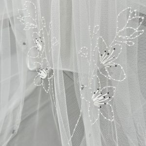 Bordado velo de novia a mano personalizado. Bordado con pedreria de alta costura