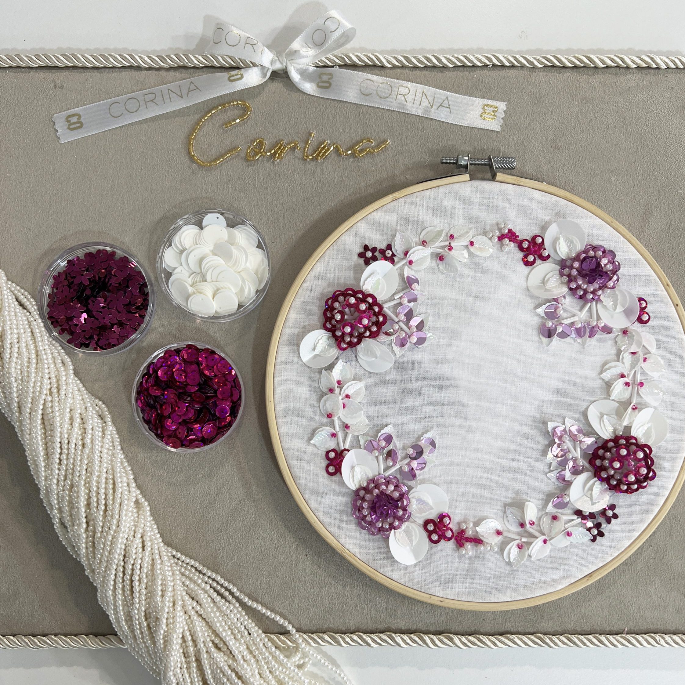 Bordado con Pedrería Cursos Corina Haute Couture Embroidery School. Bordado Personalizado de Alta Costura. Bordado a mano. Escuela profesional de Bordado con Pedreria