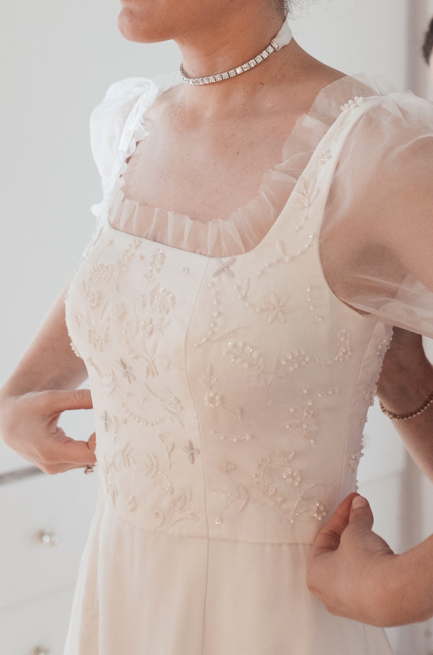 Bordado vestido de novia a mano personalizado. Bordado con pedreria para novias de alta costura