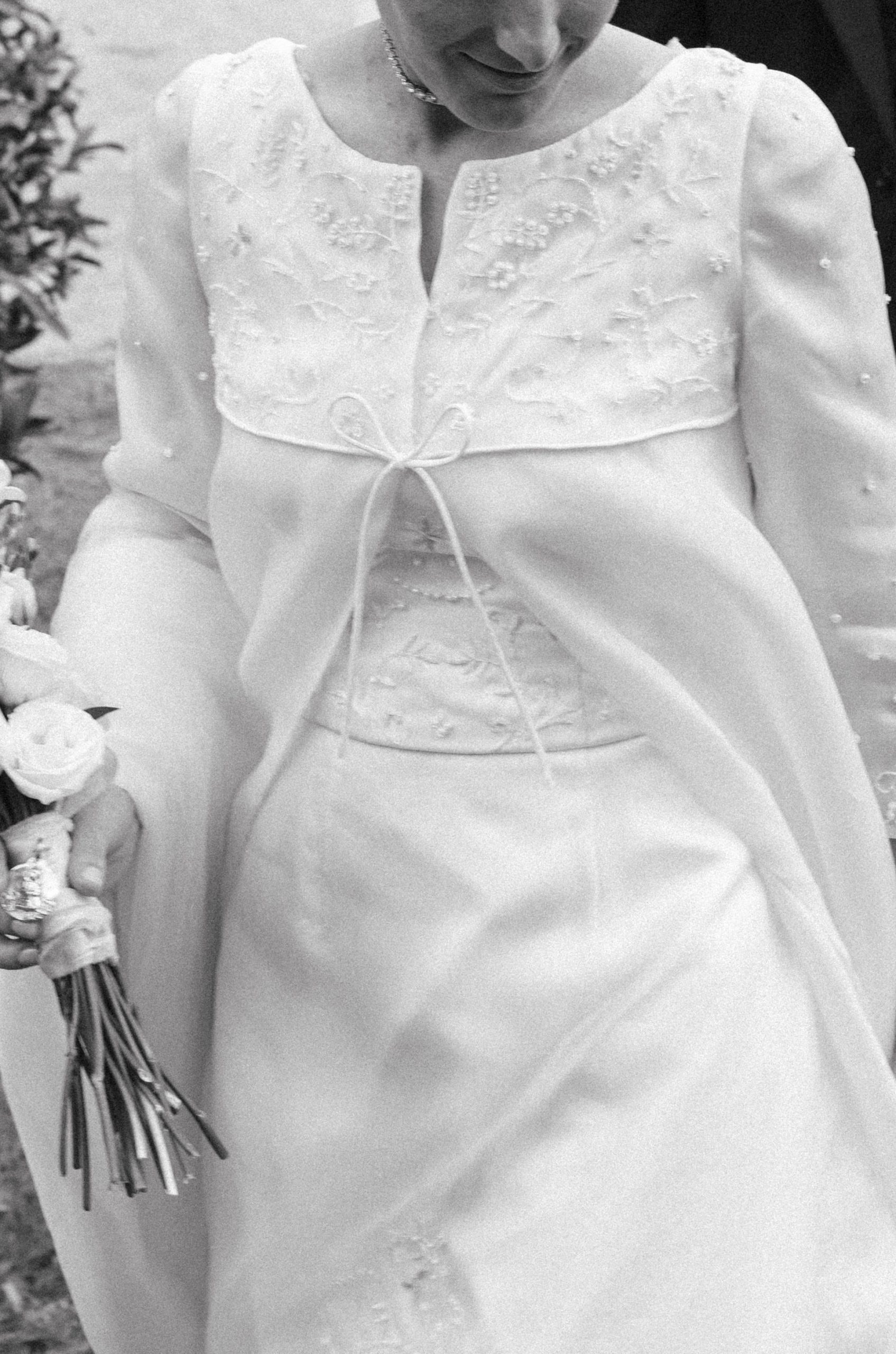 Bordado vestido de novia a mano personalizado. Bordado con pedreria para novias de alta costura Corina Haute Couture Embroidery Nominada a Premios Academia de la Moda Española 2025 Alta Artesanía Española. Bordado Luneville Legado cultural Corina Roselló