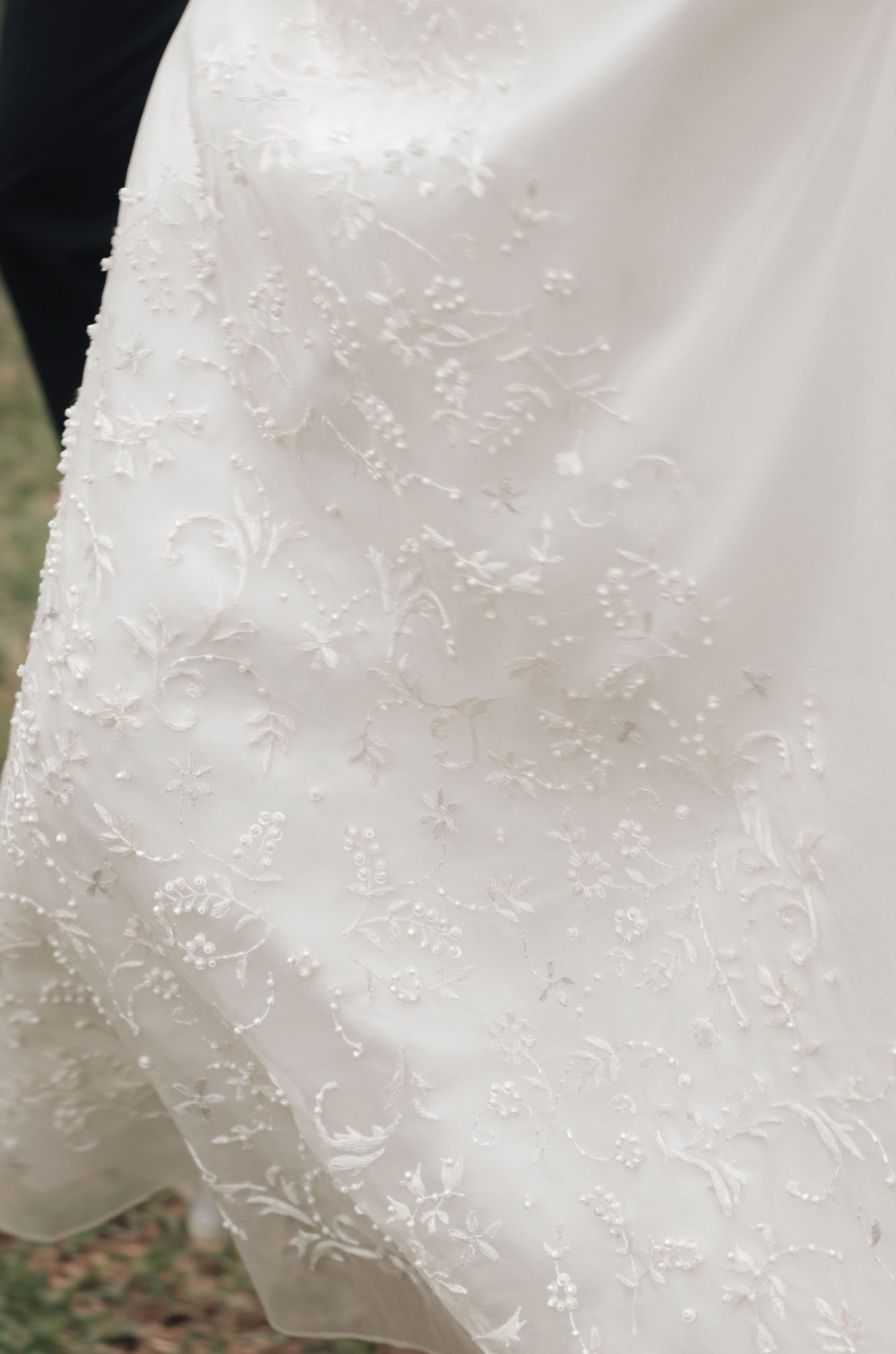 Bordado vestido de novia a mano personalizado. Bordado con pedreria para novias de alta costura Corina Haute Couture Embroidery Nominada a Premios Academia de la Moda Española 2025 Alta Artesanía Española. Bordado Luneville Legado cultural Corina Roselló