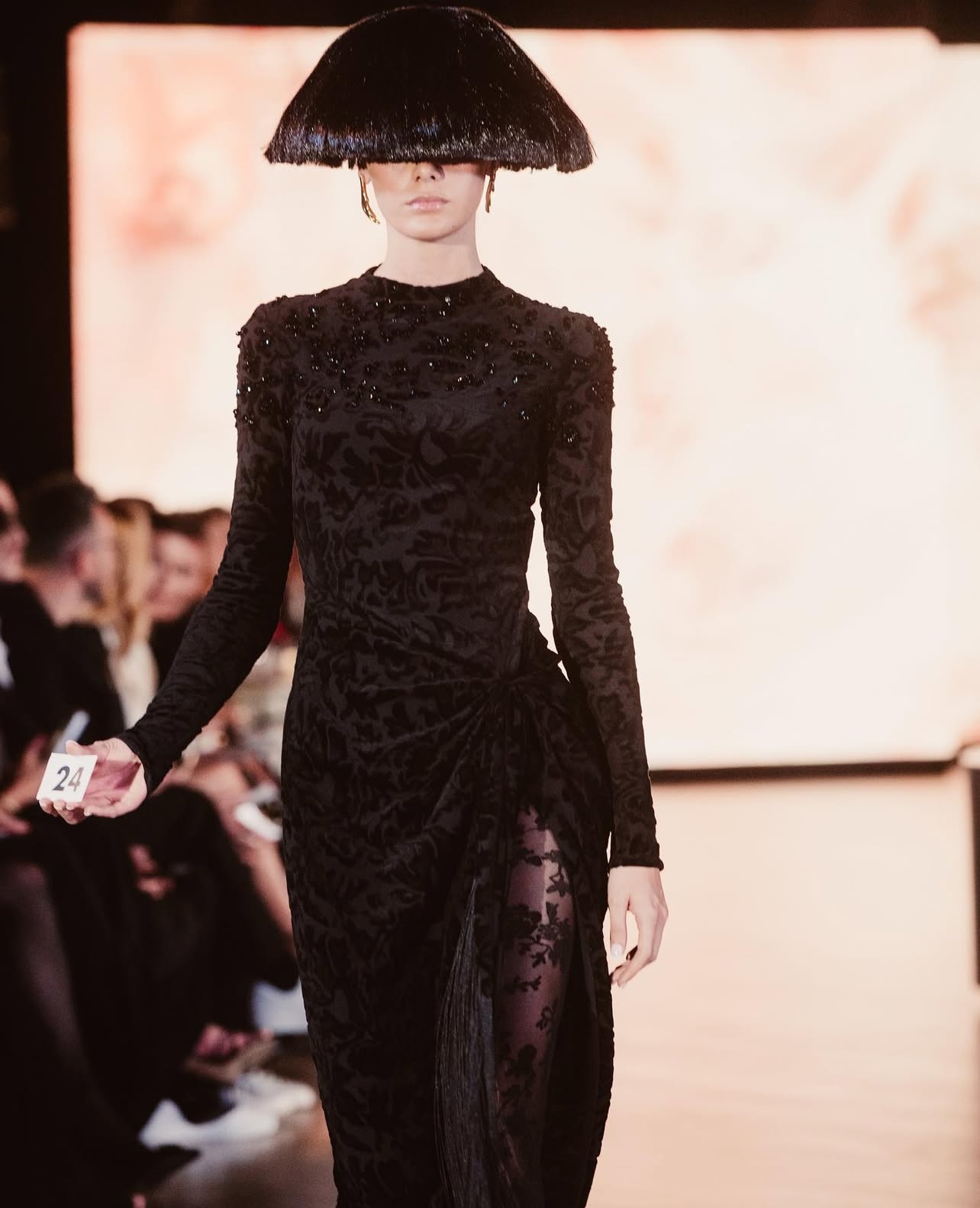 Ze García, su colección 'Aldamar' en el Museo Balenciaga con Bordados de Alta Costura de Corina Roselló. Haute Couture Embroidery. Bordados con pedrería a mano