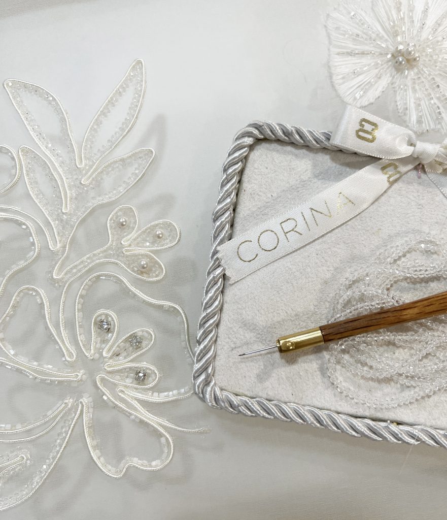 CURSO BORDADO CON SOUTAGE Y FLOR 3D PARA NOVIA