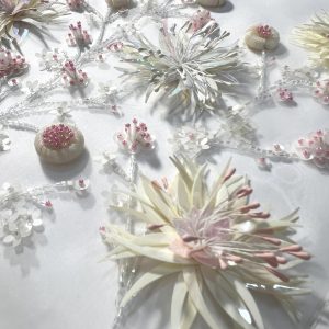 Bordado con Pedrería Cursos Corina Haute Couture Embroidery School. Bordado Personalizado de Alta Costura. Bordado a mano. Escuela profesional de Bordado con Pedreria