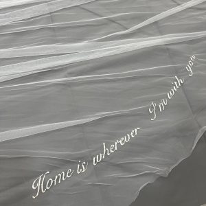 Los velos de novia bordados a mano personalizados, puntada a puntada, que diseño son únicos, personalizados y cuentan historias para que se conviertan en un recuerdo único e irremplazable. Se realizan según el tamaño que tu desees. El tul se puede bordar con diferente técnicas: Bordado Lunéville con pedrería, Bordado con Hilos de seda, Bordado de encaje,…. En el Atelier encontrarás velos de diferentes tipos: Velo liso de tul seda y Velos con encajes entolados a mano. Podrás elegir el velo de novia perfecto. ¡Llevarás una obra de arte bordada a mano en el día más especial de tu vida. Además será un recuerdo y una experiencia increíble!