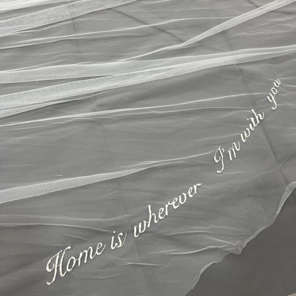 Los velos de novia bordados a mano personalizados, puntada a puntada, que diseño son únicos, personalizados y cuentan historias para que se conviertan en un recuerdo único e irremplazable. Se realizan según el tamaño que tu desees. El tul se puede bordar con diferente técnicas: Bordado Lunéville con pedrería, Bordado con Hilos de seda, Bordado de encaje,…. En el Atelier encontrarás velos de diferentes tipos: Velo liso de tul seda y Velos con encajes entolados a mano. Podrás elegir el velo de novia perfecto. ¡Llevarás una obra de arte bordada a mano en el día más especial de tu vida. Además será un recuerdo y una experiencia increíble!