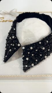 ¿Y si no necesitas otro vestido? ✨

Solo necesitas cambiar la forma de llevar el que ya tienes.

Este cuello y estos puños están bordados a mano con técnica Lunéville y cristal checo.

Son piezas independientes.

Puedes colocarlos sobre un traje, una chaqueta o una prenda que ya tengas y convertirla en algo completamente diferente.

Porque la verdadera exclusividad no siempre está en tener más.

Está en saber transformar lo que ya tienes.

Una pieza de bordado artesanal.
Infinitas posibilidades.

✨ Una nueva ocasión.
✨ Una nueva silueta.
✨ Una nueva historia.

Y así, una prenda que ya estaba en tu armario vuelve a sentirse especial.

Esto también es alta costura: crear piezas que no tengan una sola vida.

Conoce el arte del bordado artesanal y todo lo que puede transformar.

🪡Descubre en la web la Alta Artesanía Española.
Enlace en nuestra bio.

CORINA HAUTE COUTURE EMBROIDERY
.
#hautecoutureembroidery #bordadoluneville #hautecouture
