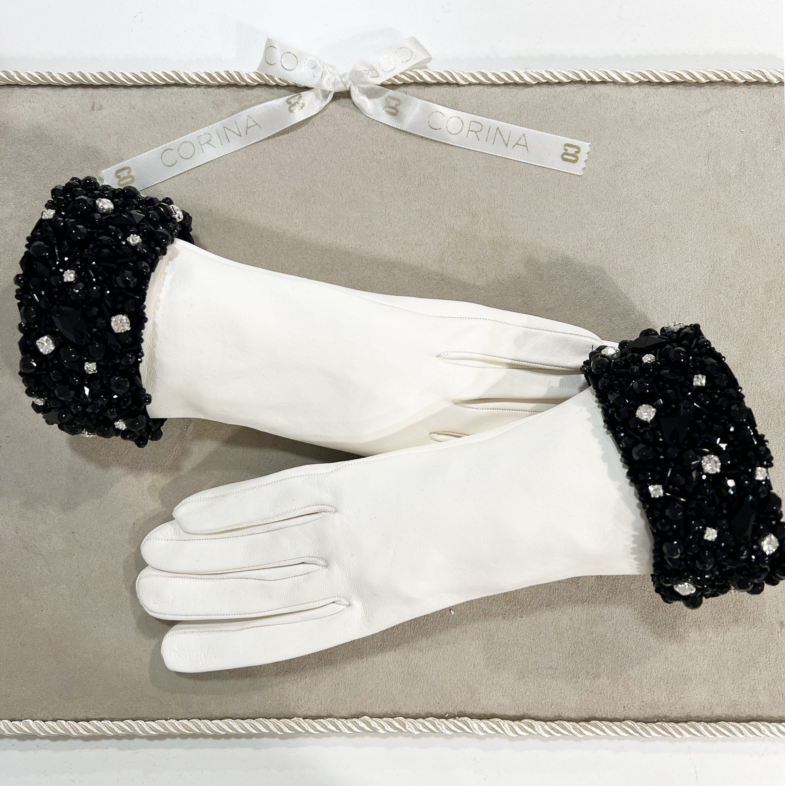 Guantes de piel Bordados con cristal checo Alta Costura, Bordado Lunéville de Alta Costura. CURSO Bordado con Pedrería. Bordado a mano novias, bordado Velo de Novia seda Natural, CROCHET DE LUNÉVILLE Y PEDRERÍA, CURSO BORDADO EN TUL VELOS DE NOVIA, CURSO BORDADO VESTIDO DE NOVIA, materiales de bordado en pedrería y bordado lunéville