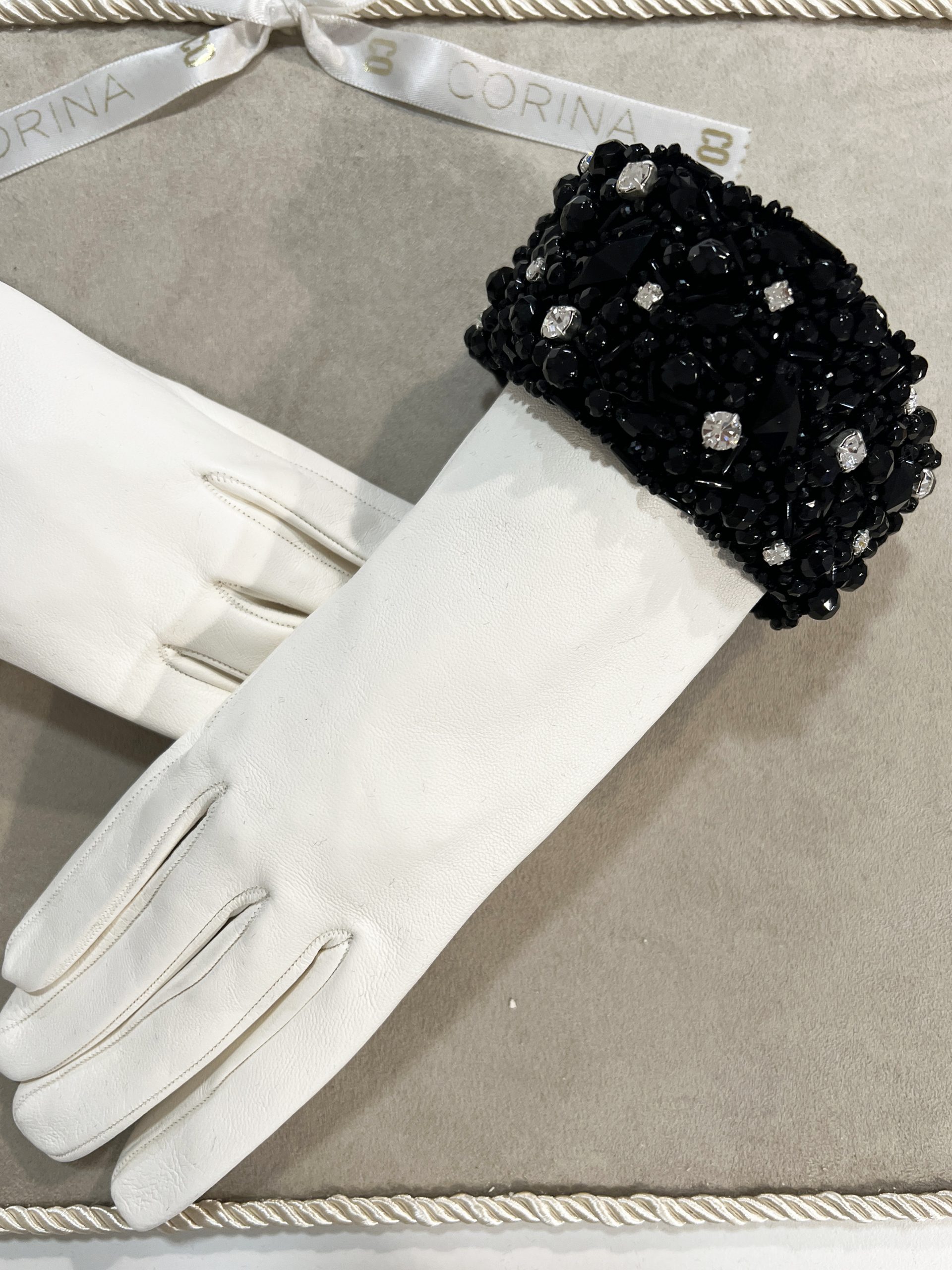 Guantes de piel Bordados con cristal checo Alta Costura, Bordado Lunéville de Alta Costura. CURSO Bordado con Pedrería. Bordado a mano novias, bordado Velo de Novia seda Natural, CROCHET DE LUNÉVILLE Y PEDRERÍA, CURSO BORDADO EN TUL VELOS DE NOVIA, CURSO BORDADO VESTIDO DE NOVIA, materiales de bordado en pedrería y bordado lunéville